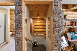 Relaxing Lakeside Getaway on Beautiful Hebgen Lake! HOT TUB with lake views- Beachside Lodge - 6
