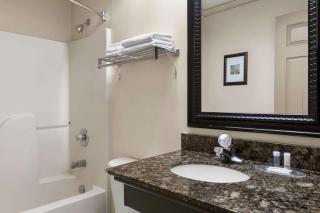 Days Inn & Suites by Wyndham Sault Ste. Marie ON - 2
