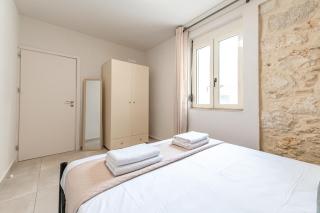 Chrisa's Detached Property near Center with Parking - 3