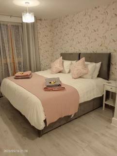 Beautiful Marina Apartment with private garden, flexible bedrooms with zip & link beds - 4