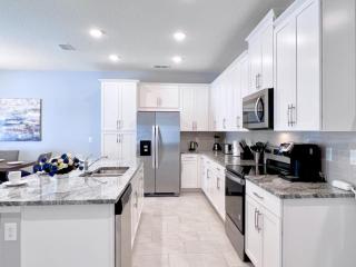 Beautiful 5 Bedroom Town Home with Splash Pool home - Kissimmee - 2