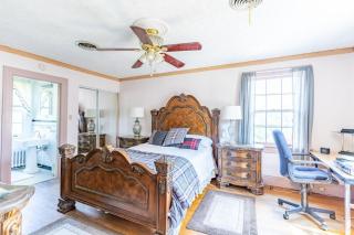 Home Sweet Home Suite #1, near Liberty University, and Lynchburg Hospital, Deluxe Queen Size Bedroom - Lynchburg - 0