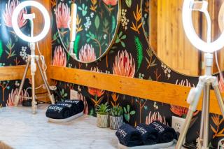 Hollmig Haus - Sleeps 12 with Hot Tub & Beauty Bar - Fredericksburg - 7