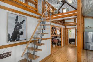 Hollmig Haus - Sleeps 12 with Hot Tub & Beauty Bar - Fredericksburg - 3
