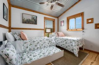 Hollmig Haus - Sleeps 12 with Hot Tub & Beauty Bar - Fredericksburg - 9