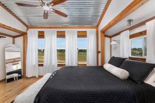Hollmig Haus - Sleeps 12 with Hot Tub & Beauty Bar - Fredericksburg - 5