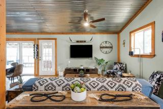 Hollmig Haus - Sleeps 12 with Hot Tub & Beauty Bar - Fredericksburg - 1