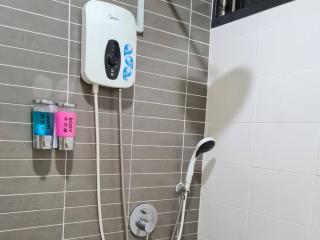 Warm studio balcony city view Palazio Apartment Mount Austin by GDRAGON HomeStay - Johor Bahru - 8