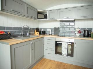Holly Lodge - Quirky Shepherd's Hut With Hot Tub - Bespoke Made From A Salvaged Railway Carriage - Boston - 6
