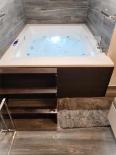 Fabilicious Suites - 2 Apartments- Romantic Jacuzzi & Spacious Family Comfort - Atene - 1