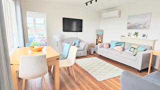 Lake, mountain view cottage - near major attractions - 2