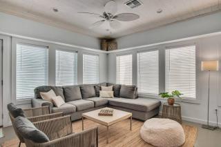 Classy 4BDRM Home W/Pool Mins To Beach and Shops! - Port Aransas - 0