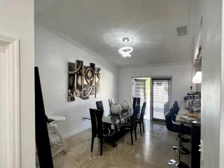 Sunny Getaway: Relaxing Miami Home - Tamiami - 2
