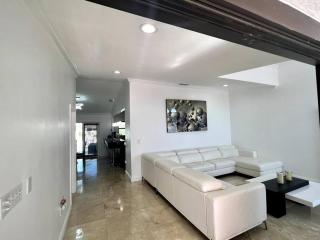 Sunny Getaway: Relaxing Miami Home - Tamiami - 5