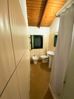 Ramo's Hilltop Retreat with Kitchenette and Patio - 1st - Vlorë - 2