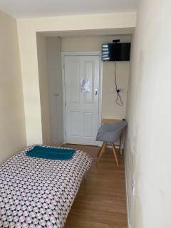 Single Room only for one adult - Southall - 9