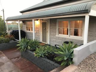 HILLSIDE HAVEN CHARMING C1920 COTTAGE Pet Friendly Sleeps 1 - 6 - Broken Hill - 8