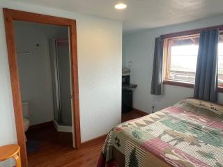 Brown Bear Saloon & Motel - Bird Creek - 2