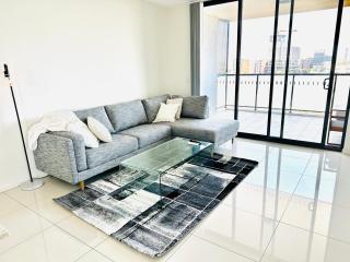 Modern 2 bedroom & 2 bathroom apartment with stunning Sydney CBD & Skyline Views! - Liverpool - 6