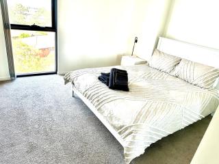 Modern 2 bedroom & 2 bathroom apartment with stunning Sydney CBD & Skyline Views! - Liverpool - 4