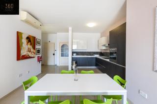 Designer, fully equipped APT, just off Tower Road by 360 Estates - 2