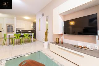 Designer, fully equipped APT, just off Tower Road by 360 Estates - 5