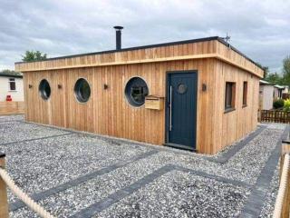 Humberston Boathouse Lodges with Hot Tub - Cleethorpes Beach Cabin Chalet - Humberston - 6