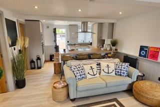 Humberston Boathouse Lodges with Hot Tub - Cleethorpes Beach Cabin Chalet - Humberston - 4