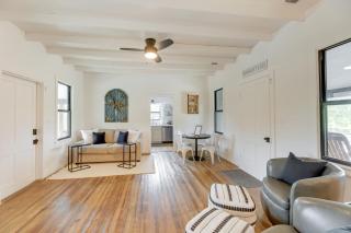 Sip, Fish and Relax Fireside Serene Schulenburg Gem - 7