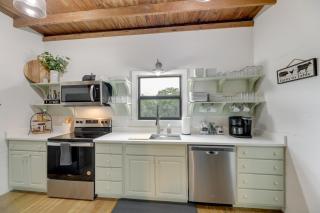 Sip, Fish and Relax Fireside Serene Schulenburg Gem - 4