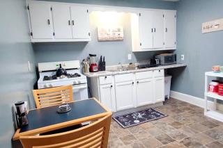 Entire Studio Apartment #2/Minutes to Downtown Indianapolis - 4