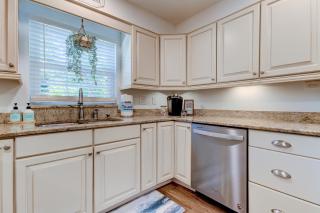 Spacious 3 Bedroom PET FRIENDLY!- Close to beach! - 9