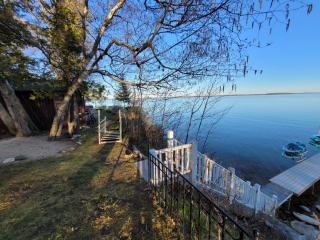 Lee Point Classic Cabins on West Bay with Hot Tub - Suttons Bay - 5