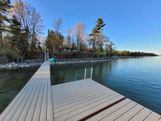 Lee Point Classic Cabins on West Bay with Hot Tub - Suttons Bay - 2