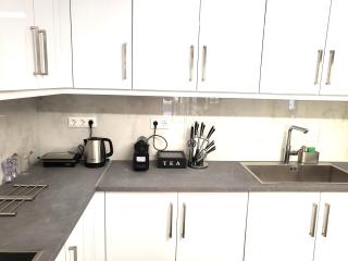 Dual Delights- Romantic Jacuzzi Suite and Spacious Family Apartment-Metro station 180m - Athen - 8