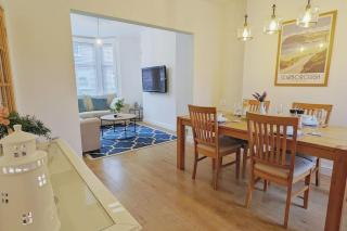 Seaside Escapes - with relaxing hot tub! - Scarborough - 4
