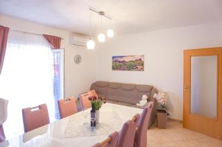 Apartment with balcony 5 min walking to the beach - Podstrana - 3