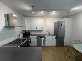 Spacious 2 Bedroom Modern Flat & Parking - Londra - 6