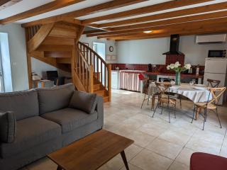 Maison de Charme avec Jardin, Proche La Rochefoucauld, Wifi, Ping-Pong, et Equipement Bébé - FR-1-653-35 - 3