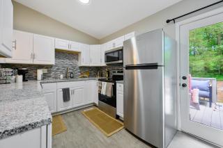 NEW Renovated 4BR Games Big Backyard Deck - Cary - 1