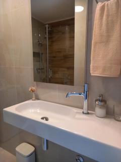 Bruno Split Centre Apartment and Room - 8