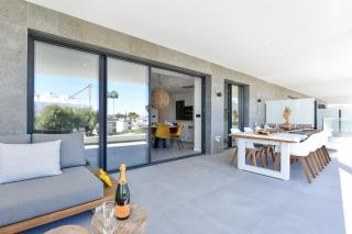 The View 3 1A - 9