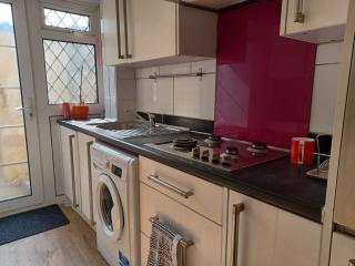 Melo House Grove Huku Kwetu - 4 Bedroom in Dunstable- Outdoor lounge-Free Wifi- 15km away from the Luton Airport & close to Woburn Abbey - 9