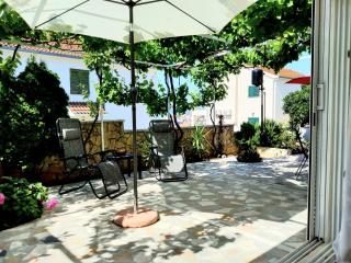Villa Grande Vista - Lovely Apartment with Spacious lush mediterranean patio and Sea view - Trogir - 2