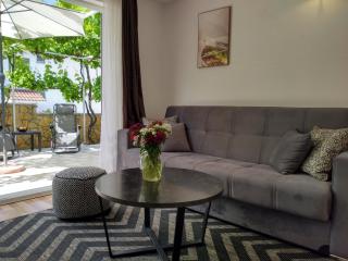 Villa Grande Vista - Lovely Apartment with Spacious lush mediterranean patio and Sea view - 1