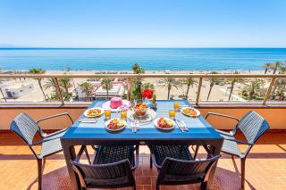 797 HOLIDAY RENTALS - Piso con espectaculares vistas en primera linea de playa - Torremolinos - 2