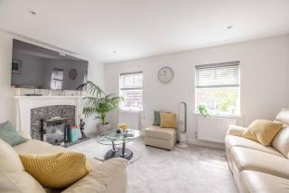 Stylish 3-Bed House in Langley, Driveway Parking! - Langley Marish - 0