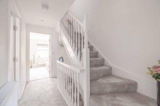 Stylish 3-Bed House in Langley, Driveway Parking! - 4