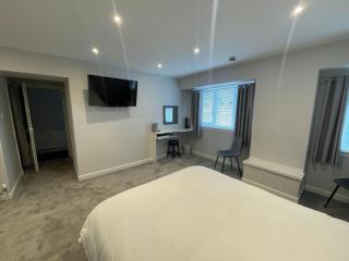 Airlie Arms Hotel - 1