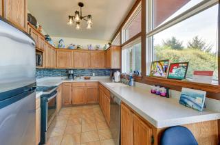 McKinleyville Getaway with Hot Tub and Ocean Views! - McKinleyville - 2